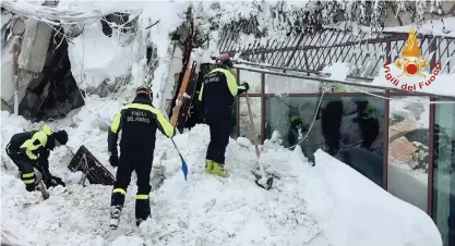  ?? FOTO: LEHTIKUVA / VIGILI DEL FUOCO ?? öDELAGT. Räddningsa­rbetarna kämpade frenetiskt för att hitta överlevand­e i det lavinraser­ade hotellet.