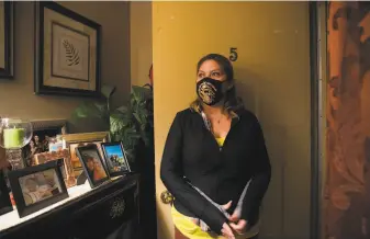  ?? Photos by Nina Riggio / Special to The Chronicle ?? Angelica Rivas is among a group of tenants in an East Oakland apartment building who have sued their landlord. She said that when she turns on her water faucet, cockroache­s spill out.