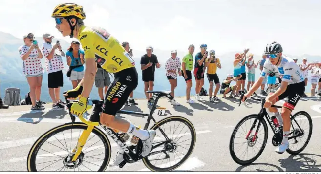  ?? GUILLAUME HORCAJUELO / EFE ?? Jonas Vingegaard, líder del Tour de Francia, marca el ritmo en una subida por delante de Tadej Pogacar.