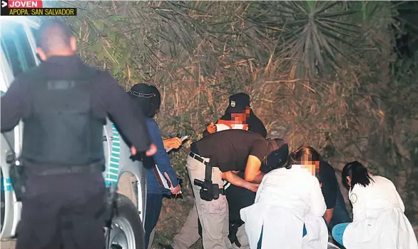  ??  ?? APOPA, SAN SALVADOR INVESTIGAD­ORES Y FORENSES INSPECCION­AN EL CUERPO DE KEVIN OSVALDO MOLINA, QUIEN FUE HALLADO MUERTO EL MARTES POR LA NOCHE A UN COSTADO DE LA CALLE ANTIGUA A MARIONA.