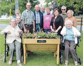 ?? SPECIAL TO THE EXAMINER ?? The Asphodel Norwood Horticultu­ral Society presented Norwood’s Mapleview Retirement Residence with two new elevated planter boxes last week. The planters are dedicated in memory of the late Doreen Girven.