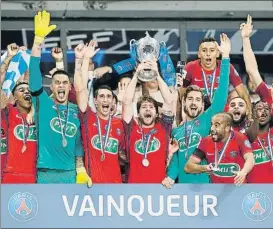  ?? FOTO: EFE ?? Alegría del PSG Maxwell levantó la 11ª Coupe de France de los parisinos