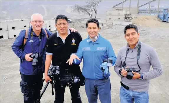  ??  ?? > Paul Stephens, left, with crime scene investigat­ors from the Peruvian National Police