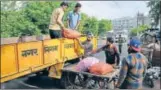  ?? MUJEEB FARUQUI/HT ?? Bhopal municipal corporatio­n workers seize onions from farmers in Bhopal on Wednesday.