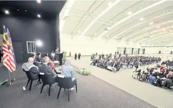  ?? — Bernama photo ?? Anwar delivers his speech during the launching of the Al-Taqwa Sports Complex in Melbourne.