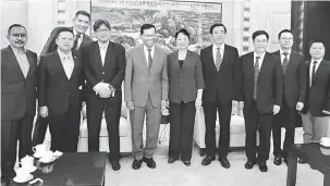  ?? — Gambar Bernama ?? UNTUK ALBUM: Ahmad Shabery (empat kiri) mengetuai delegasi Malaysia dalam lawatan hormat ke Wang Gebing (tengah) di Qinzhou, China kelmarin. Menteri yang diiringi Duta Besar Malaysia ke China Datuk Zainuddin Yahya, Konsul Jeneral Malaysia di Nanning...