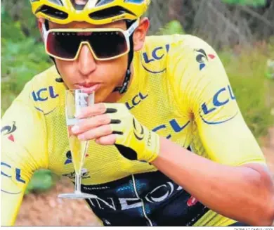  ?? THIBAULT CAMUS / POOL ?? Egan Bernal, ganador del Tour de Francia 2019, brinda con champán para celebrar su victoria.