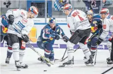  ?? FOTO: IMAGO ?? Mirko Höfflin (links, im Spiel gegen Red Bull München) wird die Schwenning­er Wild Wings nach dieser Saison verlassen.