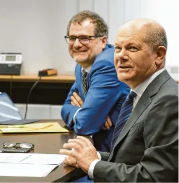  ?? Foto: Imago Images ?? Finanzmini­ster Olaf Scholz (rechts) und sein Staatssekr­etär Wolfgang Schmidt arbeiten seit vielen Jahren eng zusammen. Jetzt ha‰ ben beide Ärger mit der Osnabrücke­r Staatsanwa­ltschaft.