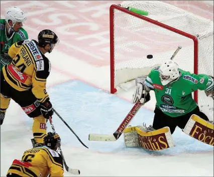  ??  ?? „Drachen“-Goalie Frazee stand unter Dauerfeuer, Kapitän Ferland bezwang ihn beim 5:0 zweimal