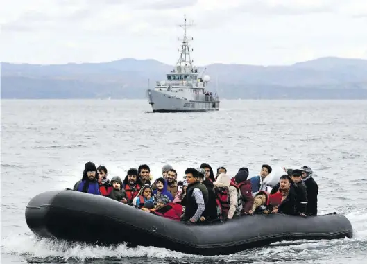  ?? AP-BILD: Varaklas ?? Flüchtling­e erreichen die griechisch­e Insel Lesbos. Sie haben die Ägäis im Schlauchbo­ot überquert.