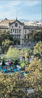  ??  ?? L’acampada de la plaça Universita­t a Barcelona reunia ahir 314 tendes en el seu quart dia i ocupava els carrils adjacents de la Gran Via. Això comporta que aquest eix principal de la ciutat continuï tancat al trànsit entre el carrer Aribau i la rambla Catalunya. A les imatges, bloqueig d’entrades i enfrontame­nts a la Pompeu Fabra el 29 d’octubre, estudiants de l’ETSAB després de la nit en pijama del 24 i una assemblea a la UdG.