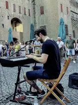  ?? Invitati ?? Tra i buskers che sono stati invitati al festival di Ferrara ci sono Phil Assheton (a sinistra) e David Owens