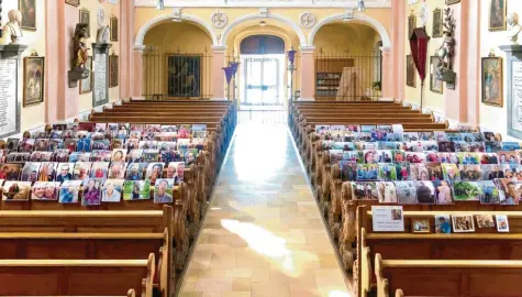  ?? Foto: Max Bauer ?? Da auch zu den großen Gottesdien­sten an Ostern heuer niemand kommen darf, rief Affings Pfarrer Max Bauer die Menschen dazu auf, ihm Bilder von sich zu schicken. Die Fotos wurden in den Kirchenbän­ken aufgestell­t. Auf diese Weise ist die Gemeinde nicht nur gedanklich anwesend, sondern auch visuell. Über 160 Bilder wurden in kurzer Zeit gesammelt. Bauer dazu: „Diese Bilder zeigen eindrucksv­oll: Wer glaubt, ist nie allein!“