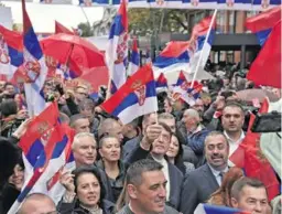  ?? ?? Napätie sa vyostrilo po tom, ako schválili zákon, podľa ktorého musia Srbi vymeniť staré evidenčné čísla za tie vydávané kosovskými úradmi. FOTO: REUTERS