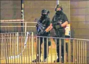  ?? REUTERS ?? Armed police officers next to a police cordon outside the Manchester Arena, scene of Monday’s explosion.