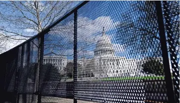  ??  ?? el Capitolio de estados Unidos, visto detrás de vallas de seguridad luego de que un auto se estrellase contra una barrera, en Washington