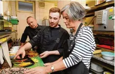  ??  ?? Sebastian Birnbaum bereitet mit Irene von Rodde die verschiede­nfarbigen Rüben für die Vorspeise zu. Küchenchef Andreas Kraus guckt zu.