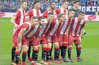  ??  ?? AFIANZADOS. El equipo titular del Girona antes de iniciar el partido ante el Málaga de esta temporada.