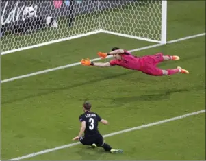  ?? MICHAEL SOHN, THE ASSOCIATED PRESS ?? Albania’s Ermir Lenjani misses an opportunit­y to score as Romania goalkeeper Ciprian Tatarusanu tries to block the shot during Sunday’s Group A match of the 2016 Euro Cup.