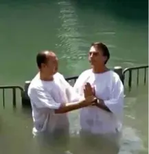  ?? 11.mai.2016-Reprodução ?? Pastor Everaldo batiza Bolsonaro (à dir.) no rio Jordão