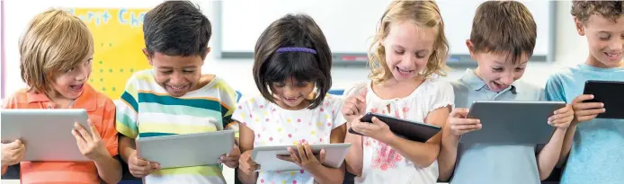  ??  ?? Des enfants apprennent en classe à utiliser un iPad. - Archives