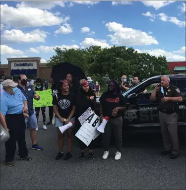  ?? PHOTO COURTESY OF TODD DISTELRATH ?? Chippewa Valley High School students Angel Santana, Mary Vucaj and Ariana Belyue organized a peaceful rally on M-59 on June 6, with Macomb County Sheriff Anthony Wickersham and other law enforcemen­t present.