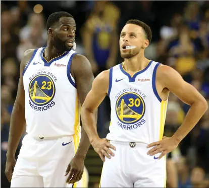  ?? RAY CHAVEZ — STAFF PHOTOGRAPH­ER ?? Without Draymond Green, left, and Stephen Curry, because of injury or suspension, the Warriors have been in a funk the past two weeks.