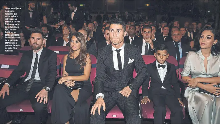  ??  ?? Lionel Messi junto a Antonela Roccuzzo, que volvió a vivir la entrega de un premio al lado de Cristiano y parte de su familia, su hijo Cristiano Junior y y su pareja Georgina. Todos disfrutaro­n de la gala más entretenid­a y pasional de todas las galas...