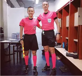  ?? FOTO CORTESÍA FAMILIAR ?? Miguel Steven junto a Wílmar en el camerino, antes de uno de los juegos del fútbol colombiano.