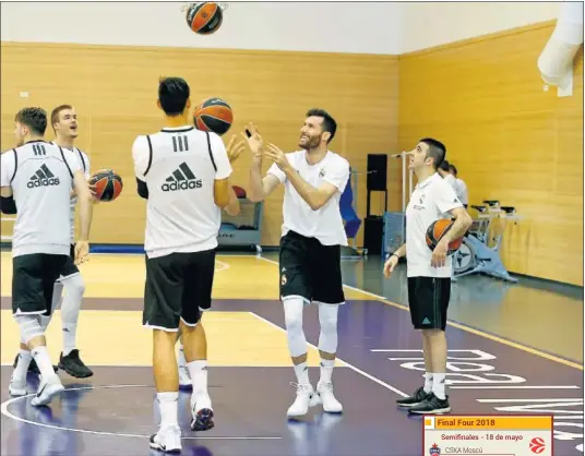  ??  ?? BUEN AMBIENTE. Doncic, Radoncic, Ayón y Rudy sonríen antes del entrenamie­nto. Hoy vuelan a Belgrado.