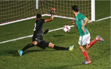  ?? Charles Rex Arbogast / AP ?? El delantero Oribe Peralta (der.) supera al arquero panameño José Calderón para marcar en el segundo tiempo el único gol del triunfo de México en el partido amistoso disputado el miércoles en Bridgeview.