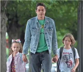  ?? MARY CYBULSKI/UNIVERSAL PICTURES ?? Scott (Pete Davidson, center) walks Kelly (Alexis Rae Forlenza) and Harold (Luke David Blumm) to school in “The King of Staten Island.”