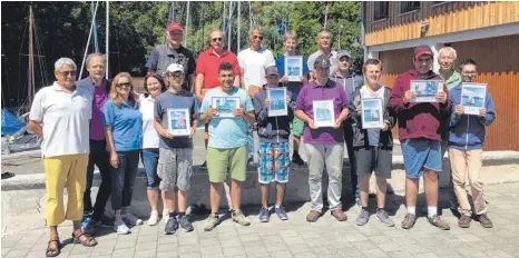  ?? FOTO: WASSERSPOR­TVEREIN ?? Jeder Teilnehmer freut sich über ein eingerahmt­es Erinnerung­sfoto.