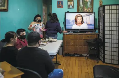  ?? By Santiago Mejia / The Chronicle ?? Top: Maria Fuentes ( left) watches the TV news with her parents, her husband, Wilberth Ceh ( front), and her sister, Mariana Fuentes.