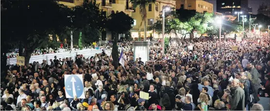  ?? [ APA ] ?? Tausende haben in Tel Aviv gegen die geplante Gesetzesän­derung protestier­t. Die israelisch­e Justiz geht Korruption­svorwürfen gegen Premier Netanjahu nach.