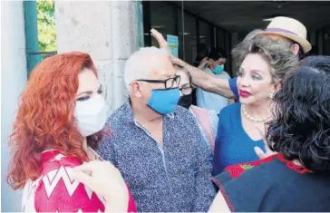  ?? FOTO: LUIS GERARDO MAGAÑA ?? > Momento en el que le impiden el ingreso a Yolanda Cabrera.