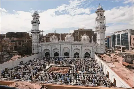  ?? Muhammad Sajjad / Associated Press ?? People perform midday prayer in the Mahabat Khan mosque on the first day of the Muslims’ holy month of Ramadan, in Peshawar, Pakistan on Thursday. Muslims observing Ramadan refrain from eating, drinking and smoking from dawn to dusk.