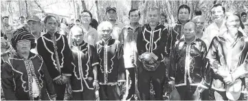  ??  ?? Akian (second right) and Suana (sixth right) with the Toluwod, during the Momokan Lumaag om Goronai ritual at Kampung Tombilidio­n.