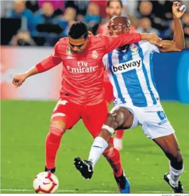  ?? RODRIGO JIMÉNEZ / EFE ?? Casemiro se protege con el brazo izquierdo ante la fuerte presión del lateral local Nyom.