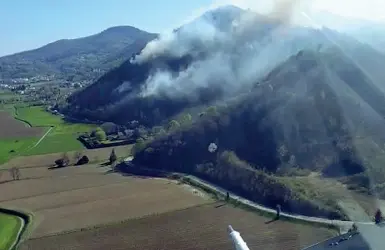  ??  ?? In volo La foto del monte Solone in fiamme scattata dai vigili del fuoco ieri pomeriggio a bordo del loro elicottero