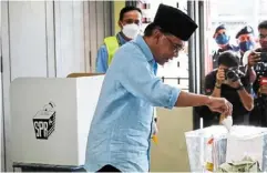  ?? — bernama ?? Down the hatch: anwar casting his vote at SK Seri Penanti.