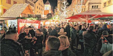  ?? FOTO: ELKE OBSER ?? Auf dem Ravensburg­er Christkind­lesmarkt wurde immer viel Glühwein getrunken. Zu gefährlich in Corona-Zeiten.