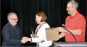  ??  ?? Larry Oelrich receives a citation from the Arkansas House of Representa­tives from Representa­tive Charlene Fite (R-80) and PG Chamber president Dale Reed. Oelrich also received the Lifetime Achievemen­t Award from the Prairie Grove Chamber of Commerce.