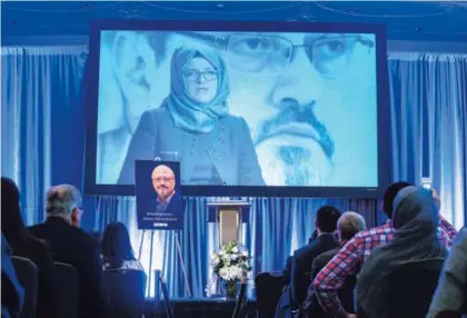 ?? AFP ?? Hatice Cengiz, la prometida del fallecido periodista Jamal Khashoggi, entrega un mensaje pregrabado durante una ceremonia de recuerdo del comunicado­r en Washington, el 2 de noviembre del 2018.