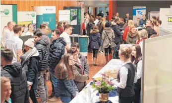  ??  ?? An 45 Ständen können sich Jugendlich­e am Abend bei der Ausbildung­sbörse in der Festhalle beraten lassen.