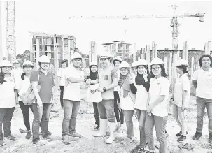  ??  ?? PENDEDAHAN: Wakil pelajar KLT (kiri) menyampaik­an cenderamat­a kepada wakil syarikat pembinaan semasa lawatan mereka ke kawasan pembinaan kawasan kediaman Hann di Sibu.