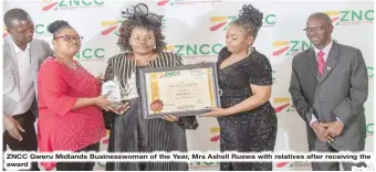 ?? ?? ZNCC Gweru Midlands Businesswo­man of the Year, Mrs Ashell Ruswa with relatives after receiving the award