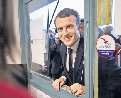  ??  ?? Bei den Wählern kommt Frankreich­s Präsident Emmanuel Macron landauf, landab nach wie vor sehr gut an, wie etwa hier bei einem Besuch in Tourcoing im Norden. Doch in der Partei beginnt es zu gären.