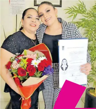  ?? ?? Nueva profesioni­sta Lilia Idaly Mejía y recibe felicitaci­ones